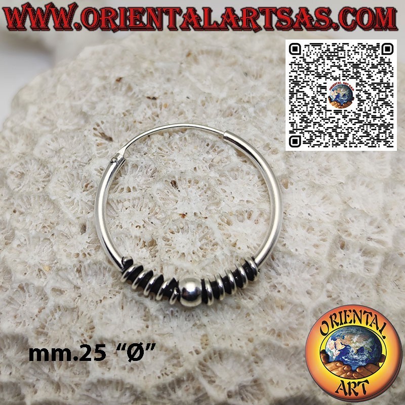 Orecchino in argento, cerchio con sfera e filo attorcigliato da 25 mm.