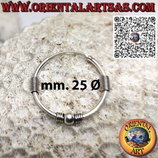 Orecchino a cerchio in argento con sfera e 3 inserti di filo da 25 mm.