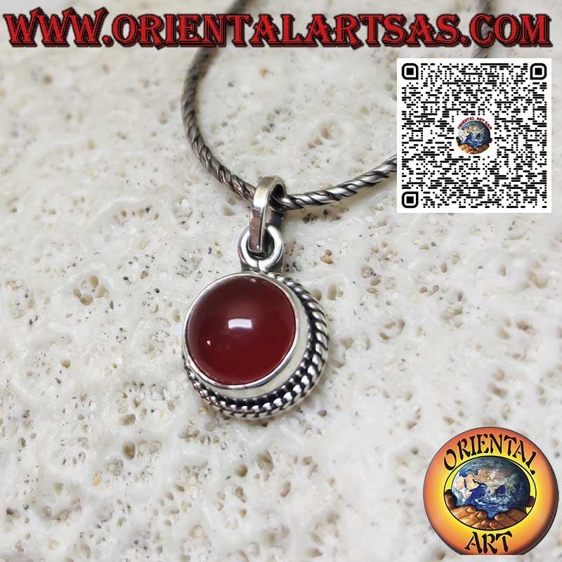 Ciondolo in argento con corniola tonda naturale contornato da treccia