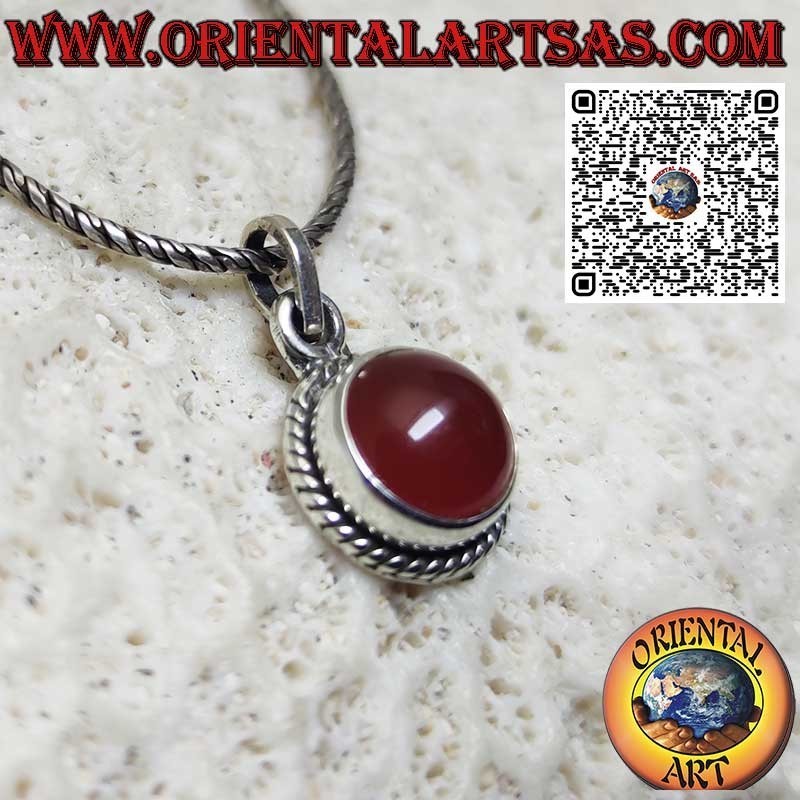 Pendentif en argent avec cornaline ronde naturelle entourée d'un galon
