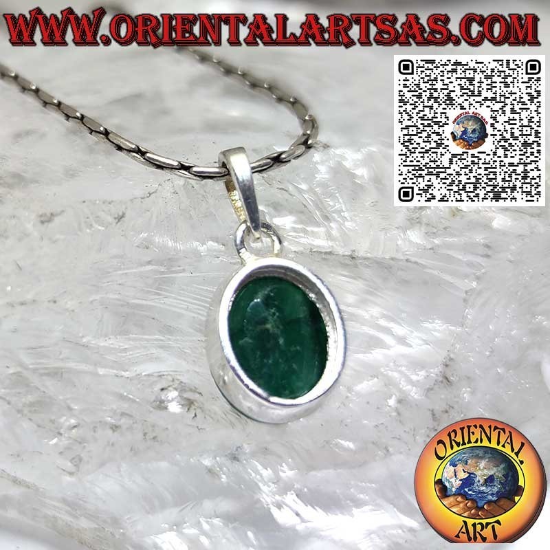 Colgante de plata con esmeralda natural ovalada de contorno liso alto