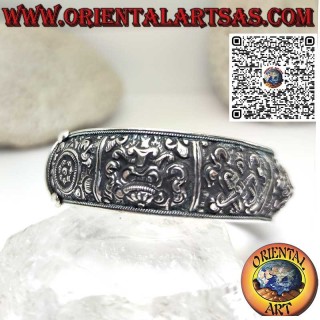 Bracelet en argent ciselé avec les huit symboles de bon augure