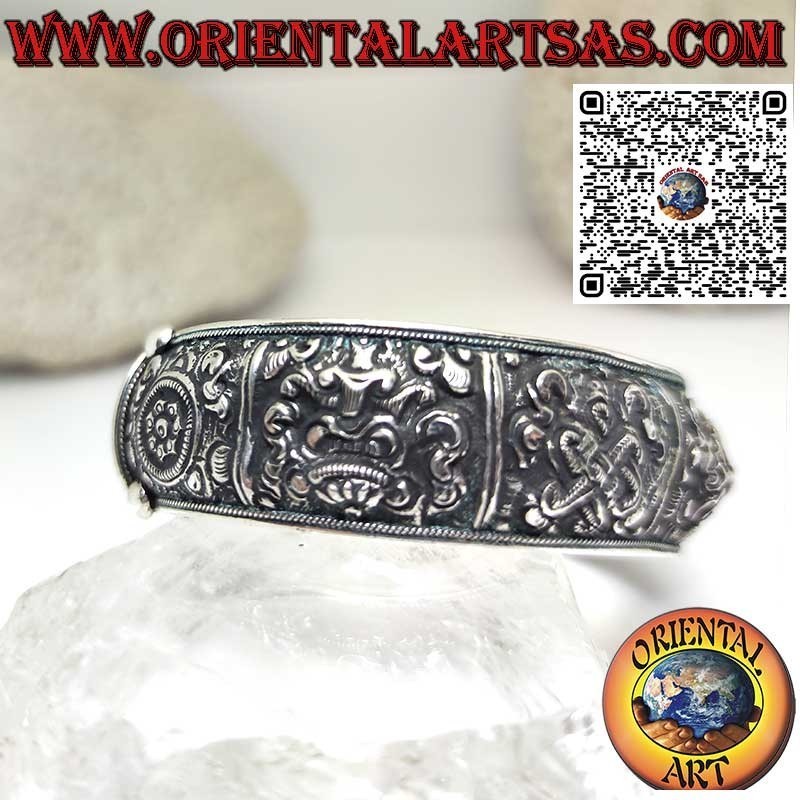 Chiseled silver bracelet with the eight auspicious symbols