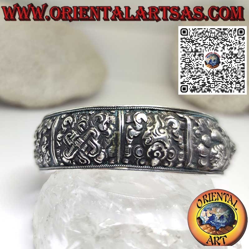 Bracciale in argento cesellato con gli otto simboli del buon auspicio