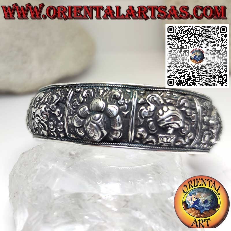 Chiseled silver bracelet with the eight auspicious symbols