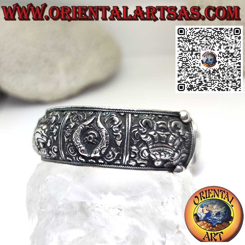 Chiseled silver bracelet with the eight auspicious symbols