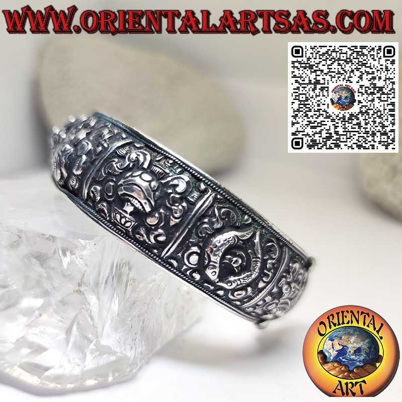 Bracciale in argento cesellato con gli otto simboli del buon auspicio