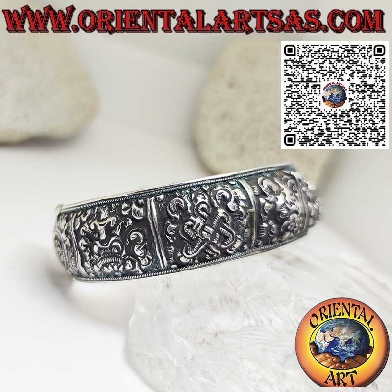 Bracelet en argent ciselé avec les huit symboles de bon augure