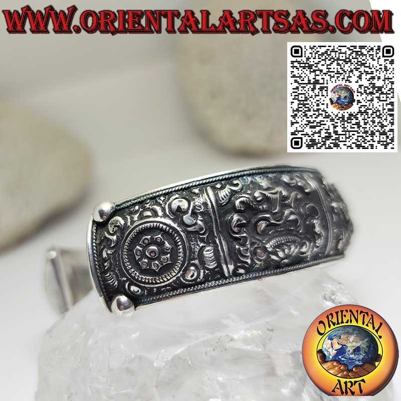 Chiseled silver bracelet with the eight auspicious symbols