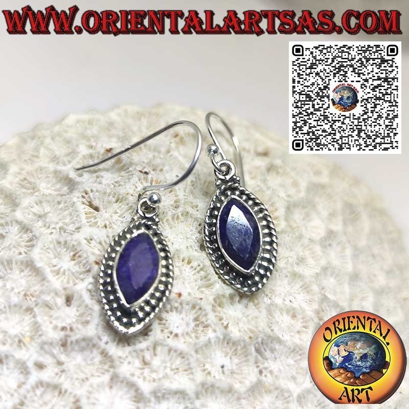 Pendientes de plata con zafiros lanzadera naturales y borde de puntos.