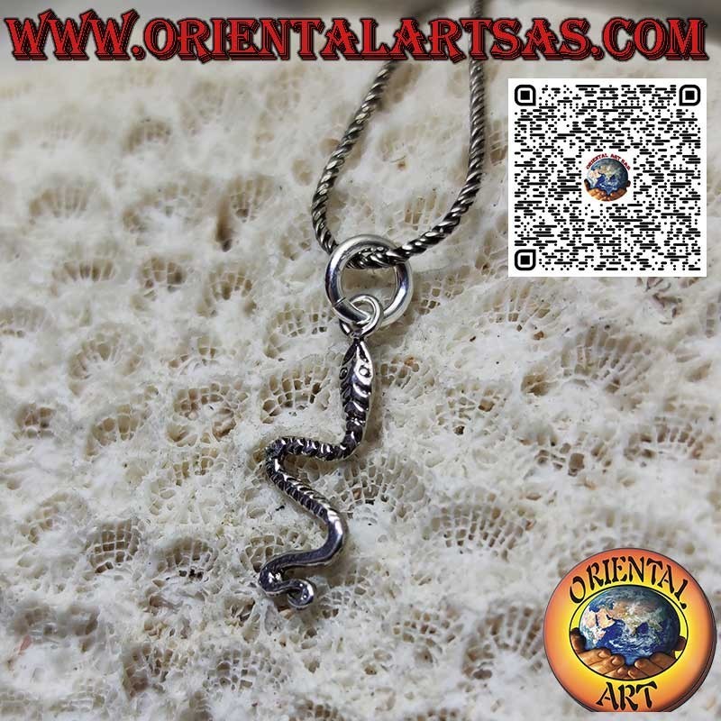 Colgante de plata 925 que representa una pequeña cobra en movimiento
