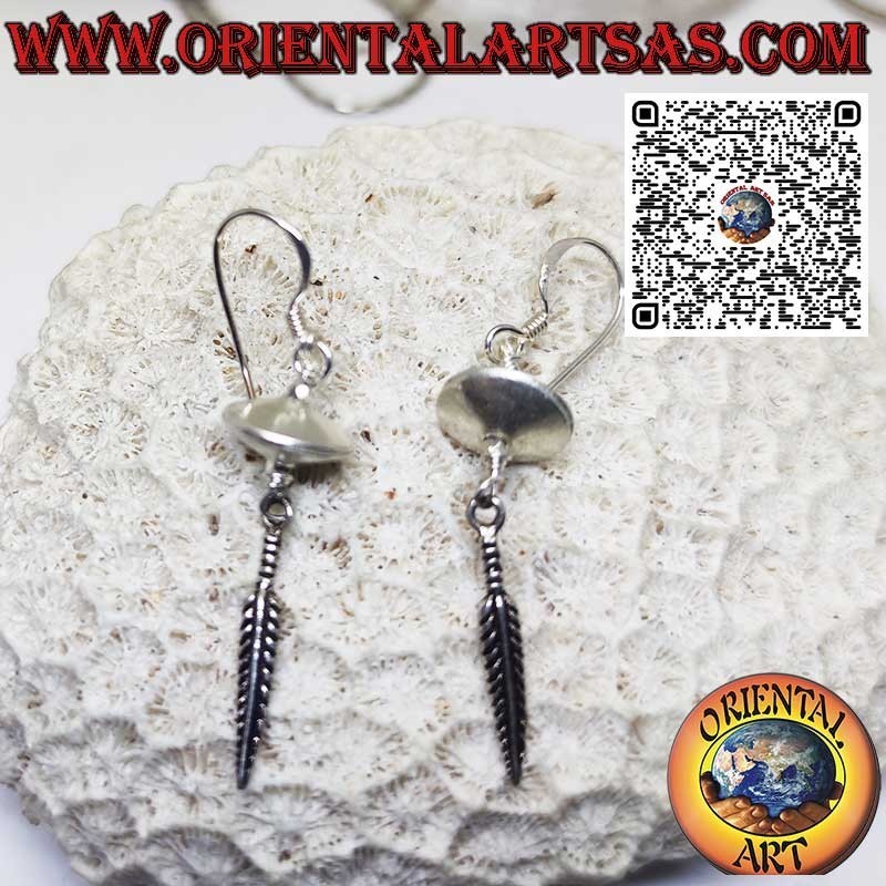 Pendientes de plata en forma de platillo volante con pluma colgante