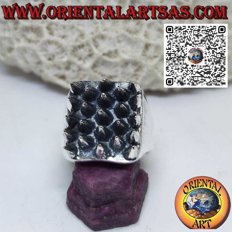 Bague carrée en argent 925‰ avec 23 pointes en forme de cône
