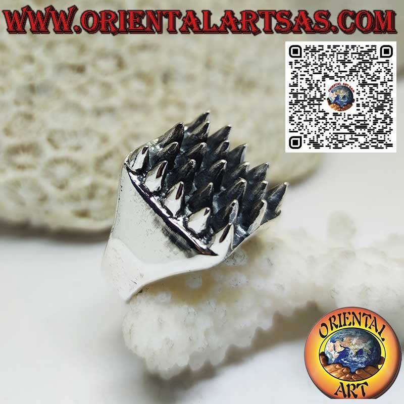 Square 925‰ silver ring with 23 cone-shaped spikes