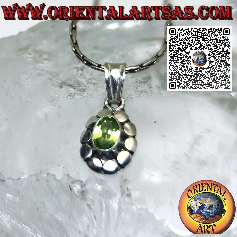 Colgante de plata con peridoto ovalado natural rodeado de tachuelas