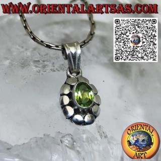 Colgante de plata con peridoto ovalado natural rodeado de tachuelas