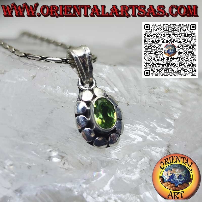 Colgante de plata con peridoto ovalado natural rodeado de tachuelas