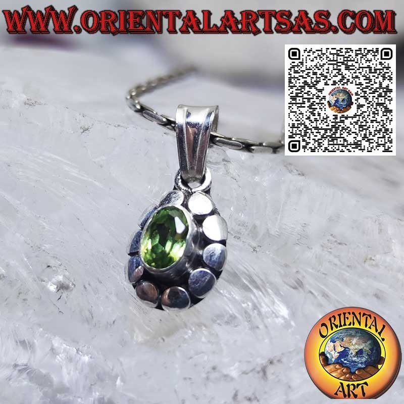 Colgante de plata con peridoto ovalado natural rodeado de tachuelas