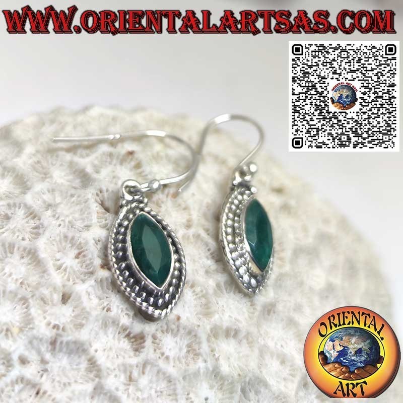 Boucles d'oreilles en argent avec émeraude navette naturelle et bord de points