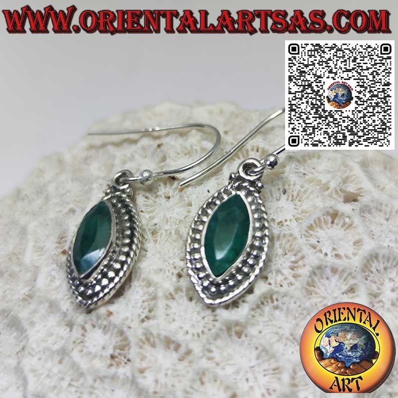 Boucles d'oreilles en argent avec émeraude navette naturelle et bord de points