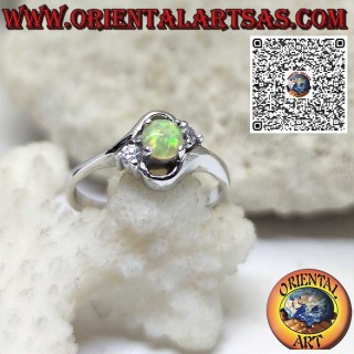 Anillo oblicuo de plata con ópalo arlequín redondo y dos circonitas