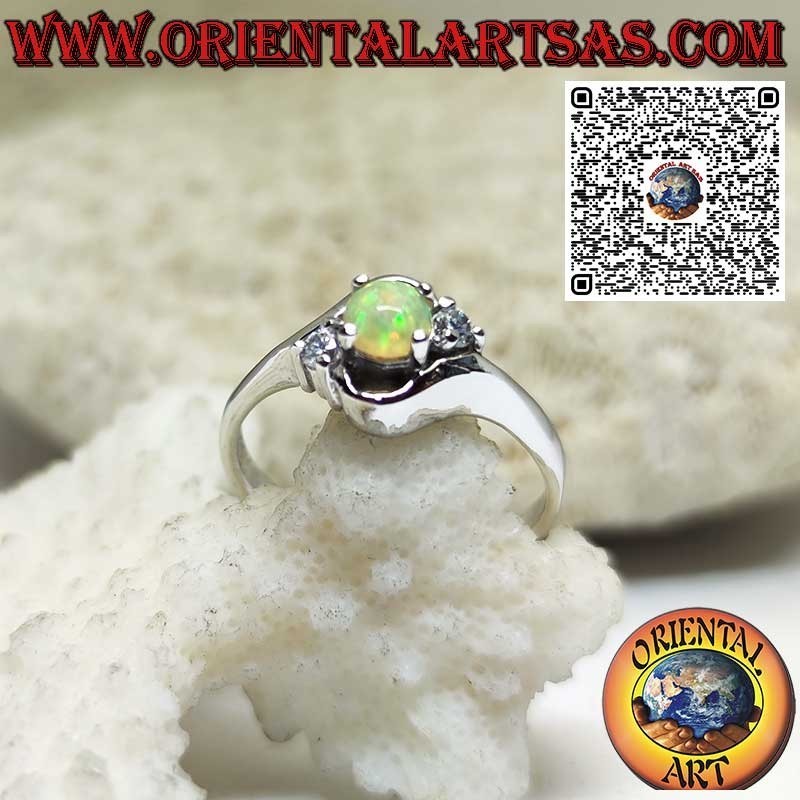 Anello in argento obliquo con opale arlecchino tondo e due zirconi