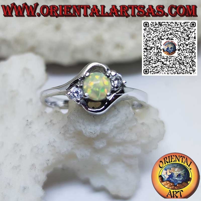 Anillo oblicuo de plata con ópalo arlequín redondo y dos circonitas