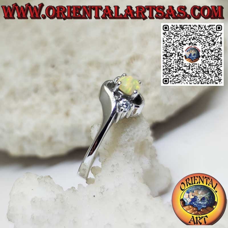 Anello in argento obliquo con opale arlecchino tondo e due zirconi