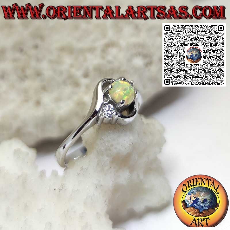 Schräger Silberring mit rundem Harlekin-Opal und zwei Zirkonen