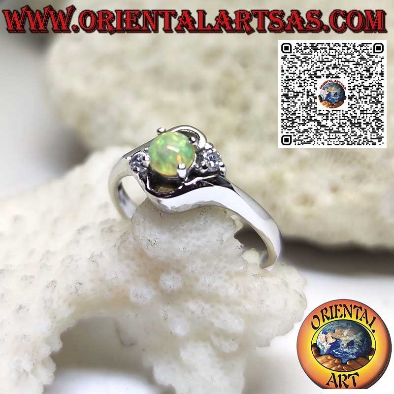 Bague oblique en argent avec opale arlequin ronde et deux zircons