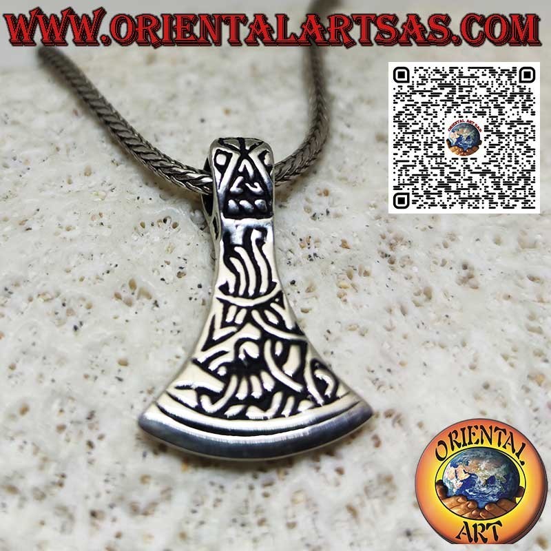 Pendentif en argent avec lame de hache nordique et gravures celtiques