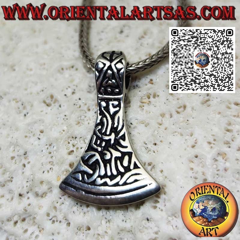 Pendentif en argent avec lame de hache nordique et gravures celtiques