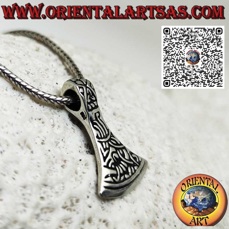Pendentif en argent avec lame de hache nordique et gravures celtiques