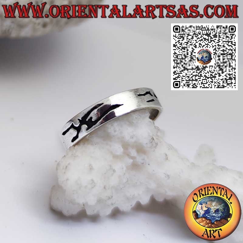 Anillo de plata 925 con grabados tribales tallados.