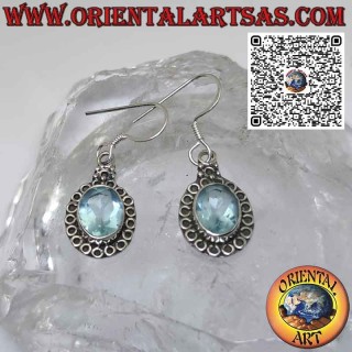 Boucles d'oreilles en argent avec topaze bleue sertie et entourée de cercles