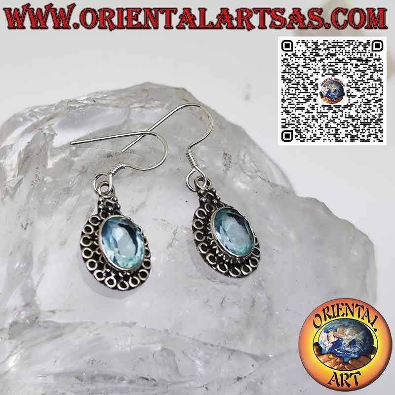 Pendientes de plata con topacio azul engastados y rodeados de círculos.