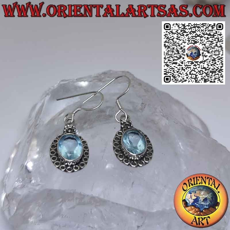 Boucles d'oreilles en argent avec topaze bleue sertie et entourée de cercles