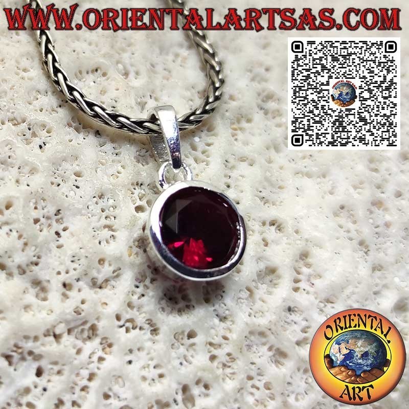 Colgante de plata con granate ovalado en montura alta lisa