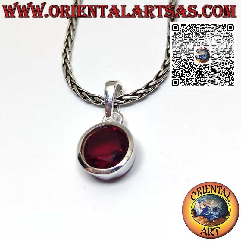 Pendentif en argent avec grenat ovale sur monture haute lisse