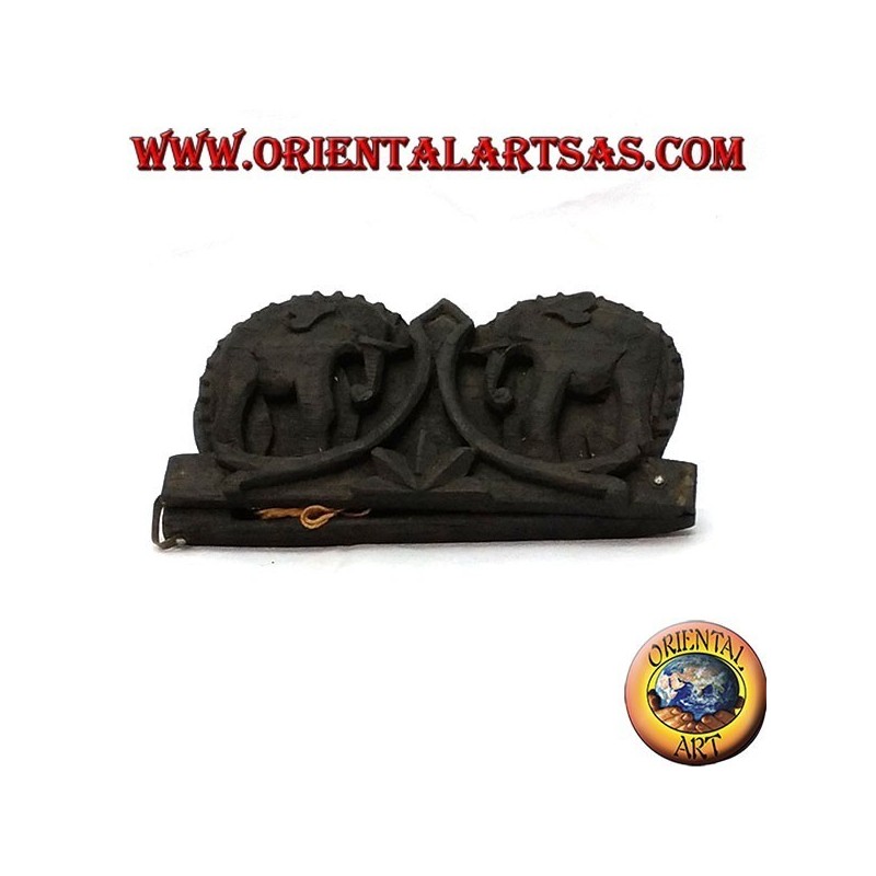 À petite échelle avec l'ancienne caisse en bois incrusté à la main