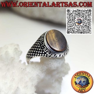 Anello in argento con occhio di tigre ovale piatto contornato da greca