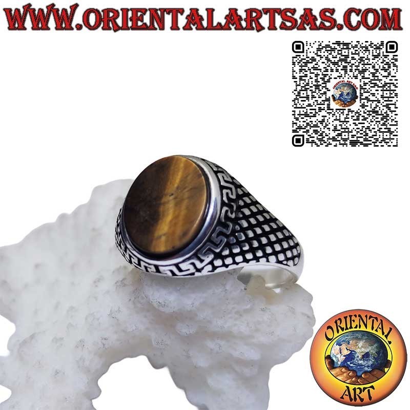 Anello in argento con occhio di tigre ovale piatto contornato da greca