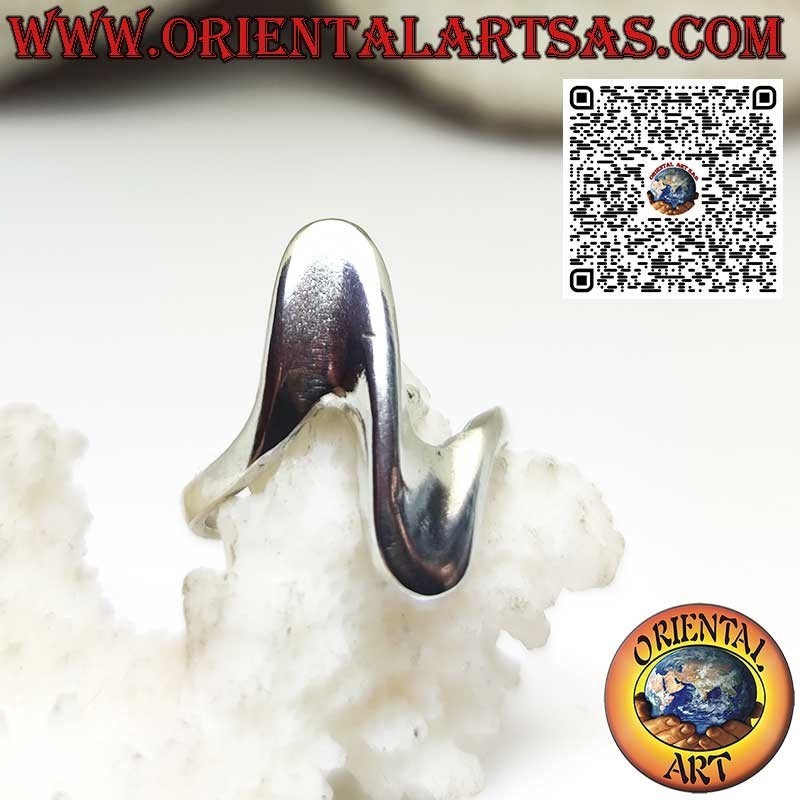 Anillo en plata maciza con forma ondulada de estilo libre y moderno.