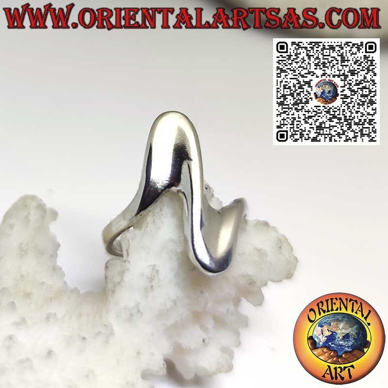 Anillo en plata maciza con forma ondulada de estilo libre y moderno.