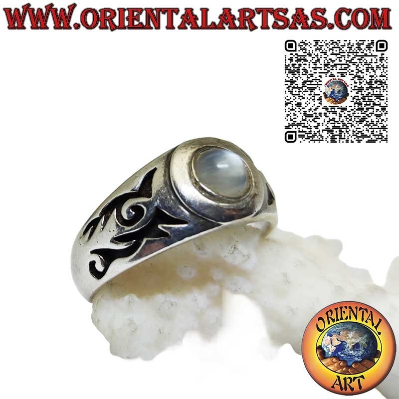 Bague en argent avec pierre de lune naturelle et gravures Maori sur les côtés
