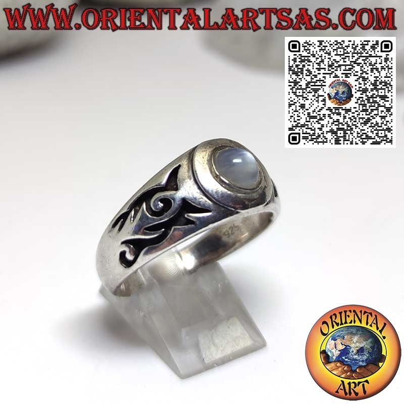 Anillo de plata con piedra lunar natural y grabados maoríes en los laterales.