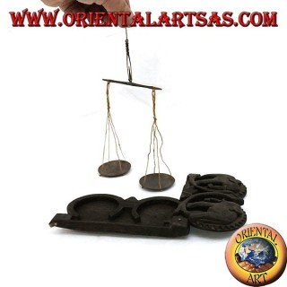 Antica piccola bilancia con custodia in legno intarsiato a mano 