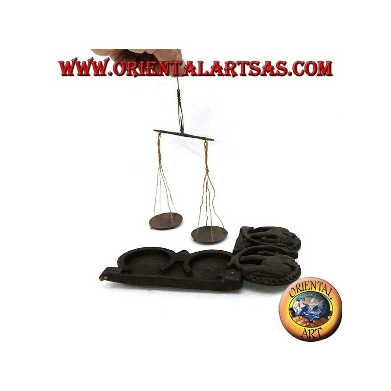 À petite échelle avec l'ancienne caisse en bois incrusté à la main