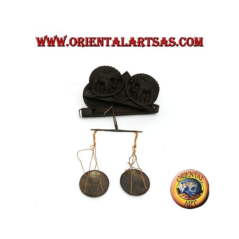 Pequeña escala antigua con incrustaciones de madera caso de la mano