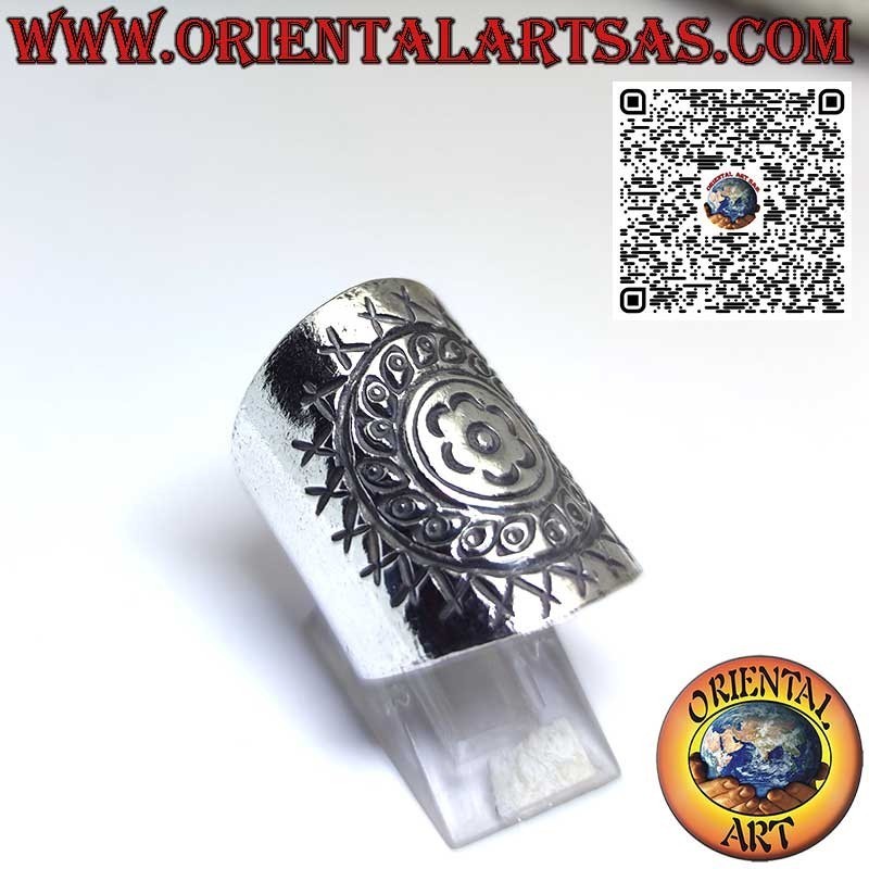 Anello fascia larga realizzato interamente dai Karen in puro argento